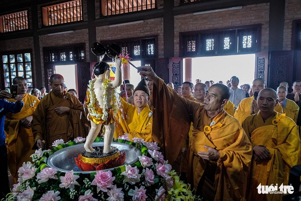 Hơn 400 xe hoa đi từ chùa Bầu đến chùa Tam Chúc mừng Đại lễ Vesak 2019 - Hình 1