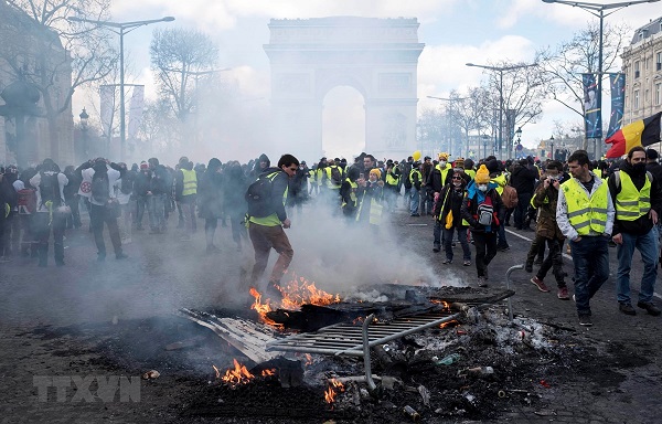Pháp: Các cuộc biểu tình của phe 'Áo vàng' biến thành bạo động - Hình 1