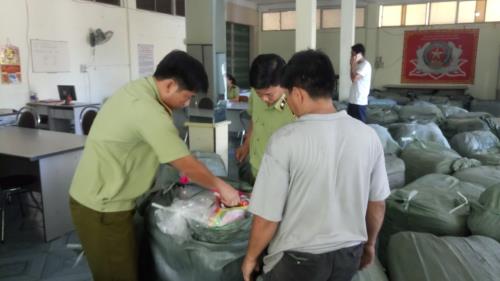 Phú Yên: Thu giữ gần 10 tấn quần áo đã qua sử dụng không rõ nguồn gốc - Hình 1