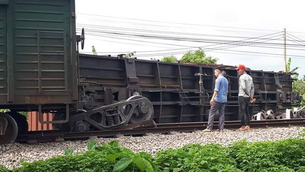Tàu hỏa lật một toa ở Nam Định, đường sắt Bắc-Nam lại tê liệt - Hình 1