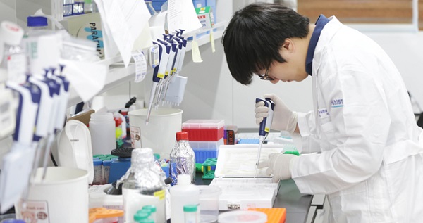 Ngành dược phẩm: Việt Nam và bài toán nhập khẩu sản phẩm