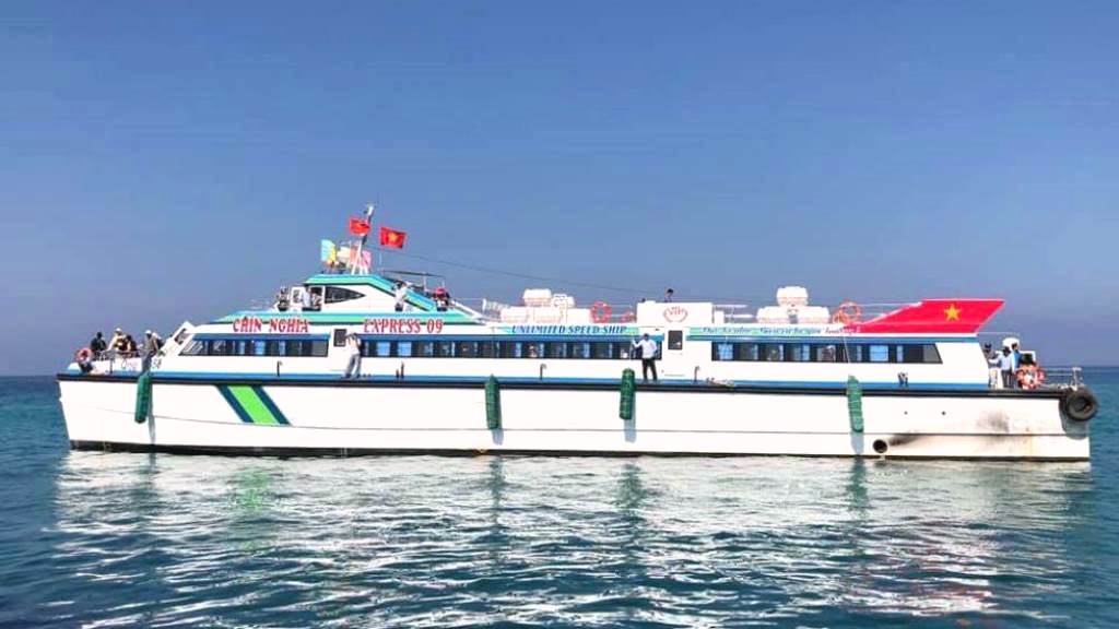 Quảng Ngãi: Tàu siêu tốc 1 triệu USD phục vụ du khách trên tuyến Sa Kỳ - Lý Sơn - Hình 2