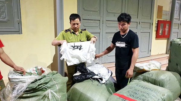 Lạng Sơn: Tạm giữ hơn 1 tấn quần áo không rõ nguồn gốc - Hình 1