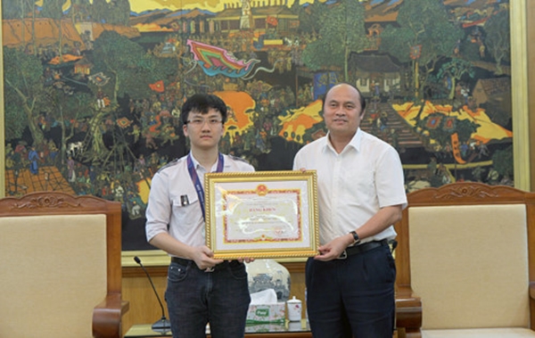 Bắc Giang: Khen thưởng học sinh đạt Huy chương Bạc Olympic Vật lý châu Á lần thứ 20 - Hình 1