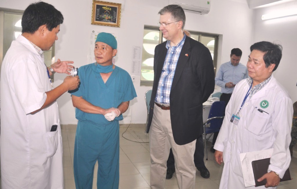 Đại sứ Hoa Kỳ tại Việt Nam: Thăm Bệnh viện Đa khoa Phú Yên - Hình 1