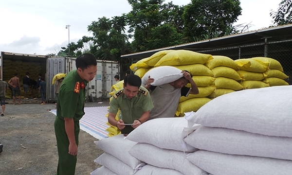 ‘Kho ngoại quan’ chứa 450 tấn thực phẩm nhập lậu ở Lào Cai đã hết hiệu lực - Hình 1