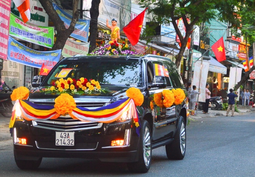 Đà Nẵng: Rực rỡ sắc màu trong lễ rước Phật đản sanh