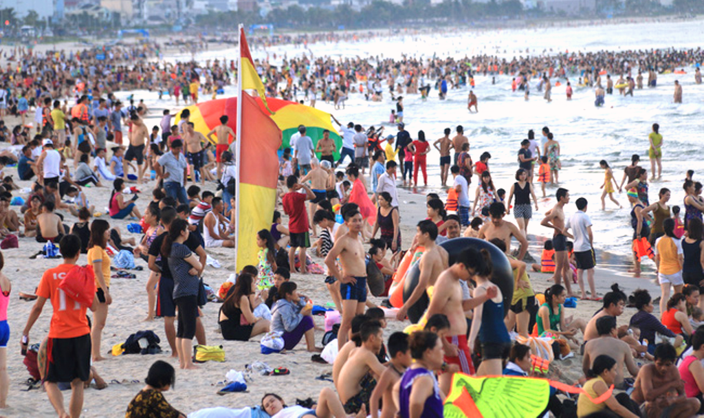 Đà Nẵng: Sau giờ tắt nắng, hàng ngàn người dân lẫn khách du lịch “đổ bộ” ra biển - Hình 1