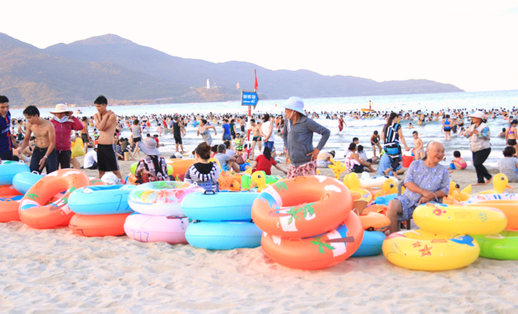 Đà Nẵng: Sau giờ tắt nắng, hàng ngàn người dân lẫn khách du lịch “đổ bộ” ra biển - Hình 2