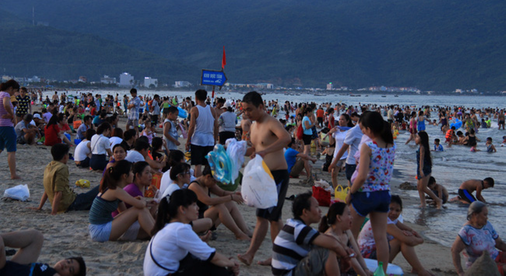 Đà Nẵng: Sau giờ tắt nắng, hàng ngàn người dân lẫn khách du lịch “đổ bộ” ra biển - Hình 4