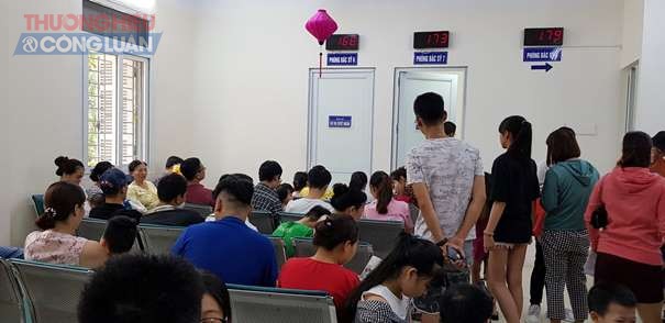 Hà Nội: Hàng nghìn phụ huynh vật vờ tại Trung tâm tiêm chủng 131 Lò Đúc chờ tiêm văcxin cho con - Hình 2