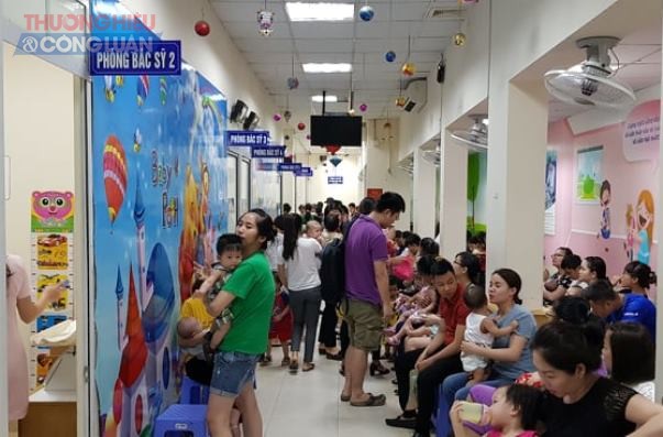 Hà Nội: Hàng nghìn phụ huynh vật vờ tại Trung tâm tiêm chủng 131 Lò Đúc chờ tiêm văcxin cho con - Hình 2