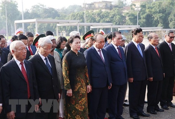 Lãnh đạo Đảng, Nhà nước đặt vòng hoa và vào Lăng viếng Bác - Hình 1