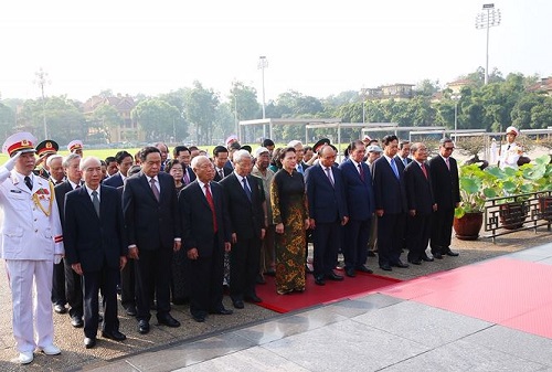 Lãnh đạo Đảng, Nhà nước đặt vòng hoa và vào Lăng viếng Bác
