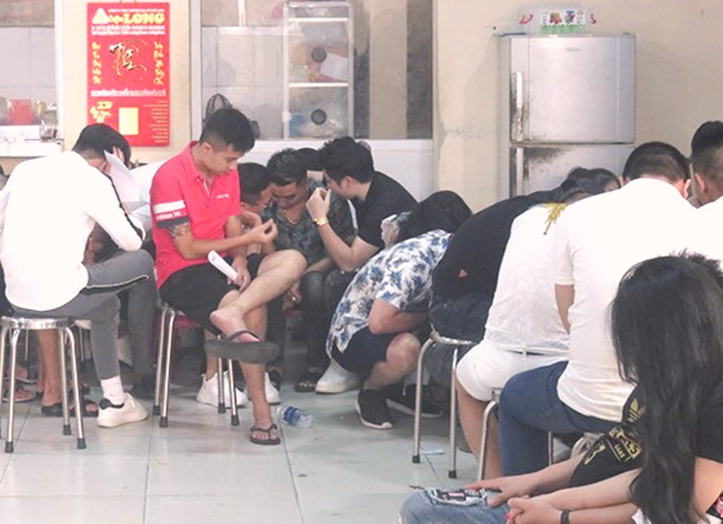 Đà Nẵng: Đột nhập vũ trường New Phương Đông, phát hiện 75 thanh niên dương tính ma túy - Hình 2