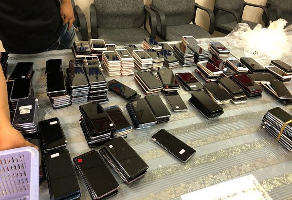 TP. Hồ Chí Minh: Bắt giữ hơn 400 điện thoại di động các loại tại sân bay Tân Sơn Nhất - Hình 1