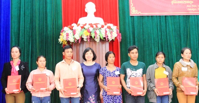 Kon Tum: Nhập Quốc tịch Việt Nam cho 38 công dân Lào - Hình 1