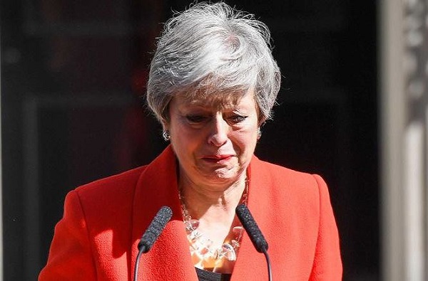 Thủ tướng Anh Theresa May rơi lệ khi thông báo từ chức - Hình 1