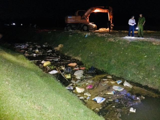 Hà Tĩnh: Phát hiện hàng chục xác lợn chết trôi trắng kênh N9, bốc mùi hôi thối