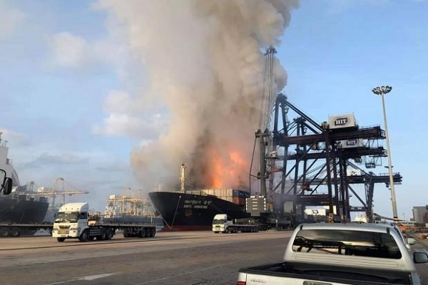 Thái Lan: Cháy nổ tàu chở hàng đang đậu trong cảng, 25 người bị thương - Hình 1