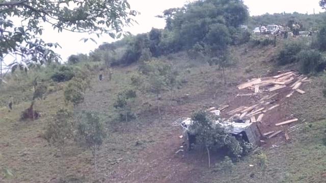 Kon Tum: Xe tải chở gỗ bị lật trên đèo Măng Rơi