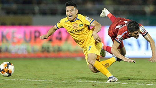 Vào bóng ác ý, 2 cầu thủ của Long An và TP.HCM bị 'treo giò' 2 trận