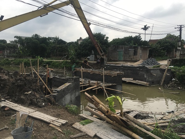 Xã Hồng Quang (Thanh Miện, Hải Dương): Trụ cầu đổ sập, để lộ chỉ có gạch và vữa (?!) - Hình 1