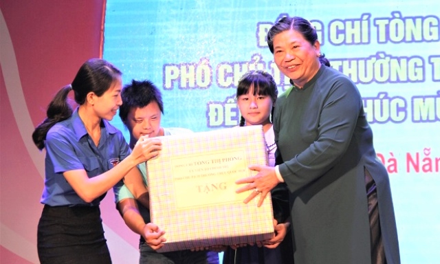 Đà Nẵng: Phó Chủ tịch Thường trực Quốc hội Tòng Thị Phóng tặng quà thiếu nhi - Hình 1