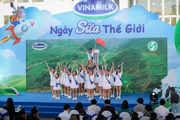 Vinamilk hưởng ứng thông điệp 'niềm vui uống sữa ở trường' nhân ngày 'Sữa thế giới 2019' - Hình 2