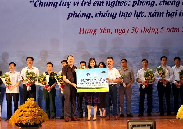 Quỹ Sữa Vươn Cao Việt Nam và Vinamilk trao tặng 44.709 ly sữa cho trẻ em Hưng Yên