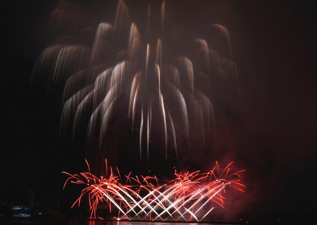 Đà Nẵng: Hàng chục ngàn khách thập phương mãn nhãn trong đêm “khai hỏa” Lễ hội pháo hoa 2019 - Hình 1