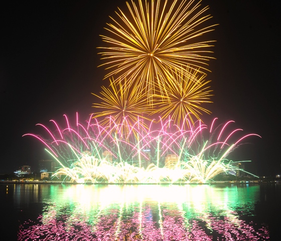 Đà Nẵng: Hàng chục ngàn khách thập phương mãn nhãn trong đêm “khai hỏa” Lễ hội pháo hoa 2019 - Hình 8