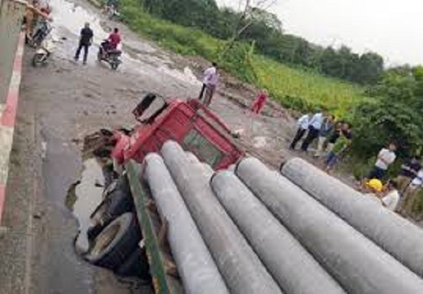 Hà Nội: Ba quận nội thành có nguy cơ mất nước do va chạm xe Container - Hình 1