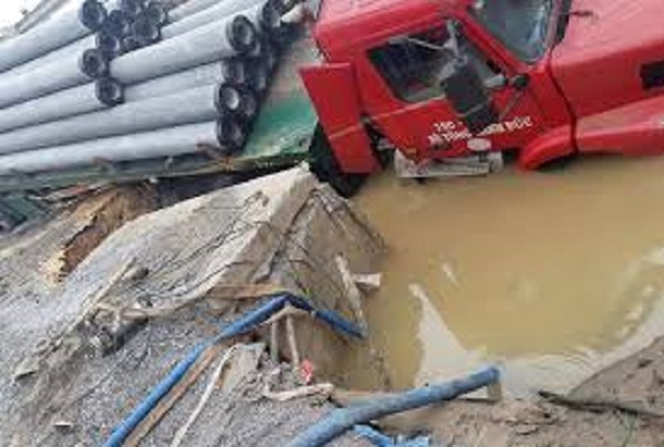 Hà Nội: Ba quận nội thành có nguy cơ mất nước do va chạm xe Container - Hình 2