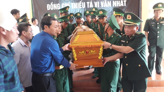 Gia đình, đồng đội nghẹn ngào trong Lễ truy điệu Thiếu tá biên phòng hy sinh khi vây bắt đối tượng vận chuyển ma túy