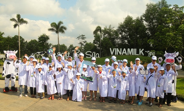 Tận mắt thấy những cô bò ở ‘Resort' góp công tạo nên ly sữa học đường - Hình 2