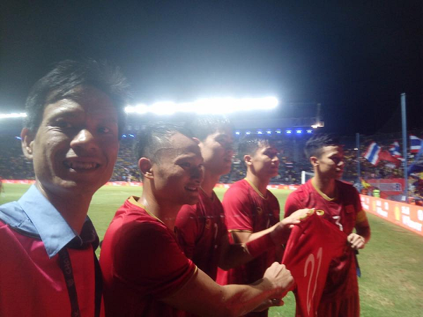 Đội tuyển Việt Nam tri ân trung vệ Đình Trọng sau chiến thắng trước “kỳ phùng địch thủ” Thái Lan - Hình 1