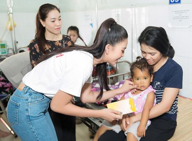 Hoa hậu Tiểu Vy: Cùng Ban tổ chức cuộc thi Miss World Việt Nam thăm các bệnh nhi - Hình 2