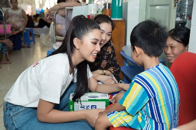 Hoa hậu Tiểu Vy: Cùng Ban tổ chức cuộc thi Miss World Việt Nam thăm các bệnh nhi - Hình 6