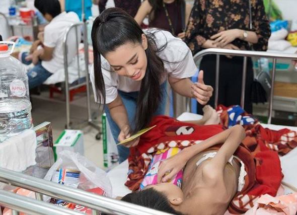 Hoa hậu Tiểu Vy: Cùng Ban tổ chức cuộc thi Miss World Việt Nam thăm các bệnh nhi - Hình 7