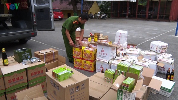 Lạng Sơn: Bắt giữ hàng tấn thực phẩm không rõ nguồn gốc - Hình 1