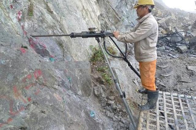 Nghệ An: Khoan đá để nhồi thuốc nổ, một lao động trượt chân ngã tử vong