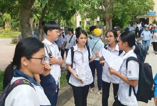 Thí sinh Quảng Bình quỳ gối, khóc nức nở vì không biết thi lại môn Ngữ văn