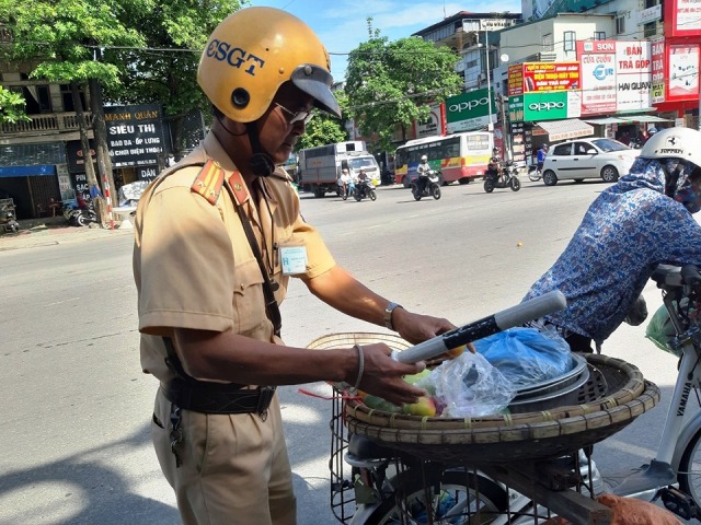 Trung tá CSGT Thanh Hóa nhặt cam giúp người phụ nữ bán rong: Sống chan hòa, gần gũi