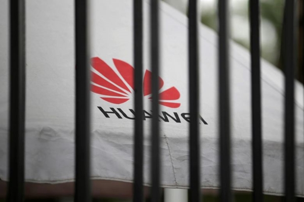 Chưa kịp ‘phản đòn’, Huawei nhận tin xấu từ Facebook - Hình 1