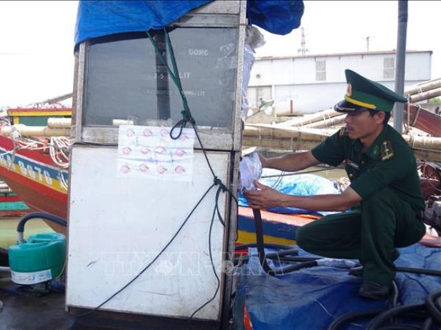 Nghệ An: Bắt quả tang HTX Sản xuất và dịch vụ Sông Lam bán dầu trái phép trên biển - Hình 1