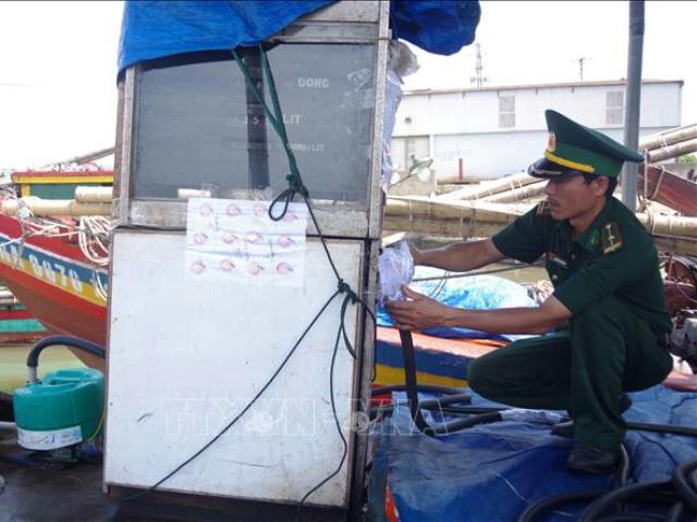 Nghệ An: Bắt quả tang HTX Sản xuất và dịch vụ Sông Lam bán dầu trái phép trên biển
