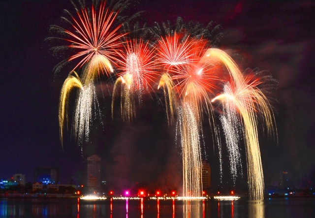 Mãn nhãn với bữa tiệc ánh sáng trong đêm pháo hoa giữa 2 đội Brazil-Bỉ