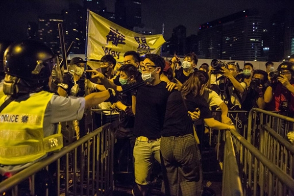 Biểu tình lớn nhất thập kỷ tại Hong Kong chuyển thành bạo lực - Hình 1