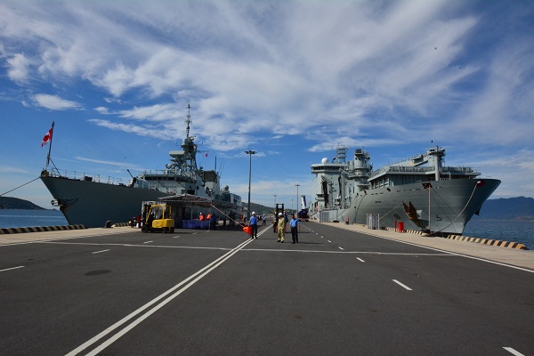 Tàu Hải quân Hoàng gia Canada Regina và tàu hậu cần Asterix thăm cảng Quốc tế Cam Ranh - Hình 1